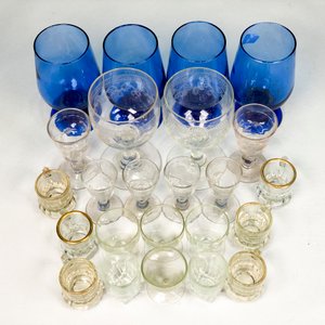 Lote de Cristalería: Copas Azules y Vasos Pequeños con Bordes Dorados - imagen 3