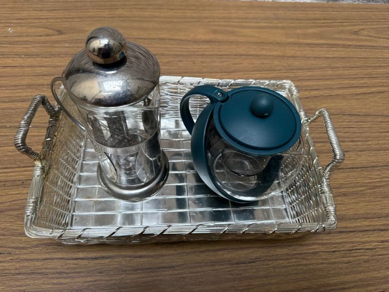 Lote de tetera, cafetera y bandeja metalica en excelente condición - imagen 4
