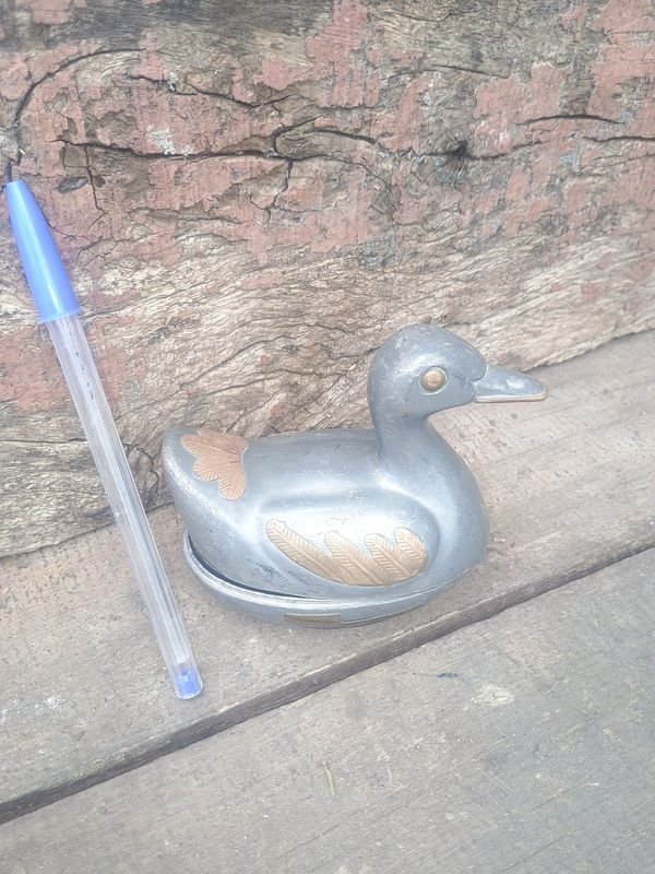 Antigua Jabonera de Peltre con Forma de Pato y Detalles en Bronce