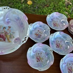 1 juego de compoteras en porcelana (6 posillos y 1 fuente) 1 estatuilla en ceramica esmaltada de esena galant. Tantos sus diseños como sus ilustraciones se ven inspirados en el estilo rococo. - imagen 2