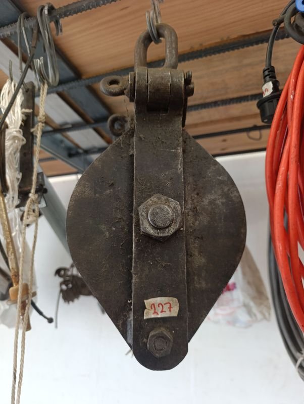 Polea de metal con cable y cadena