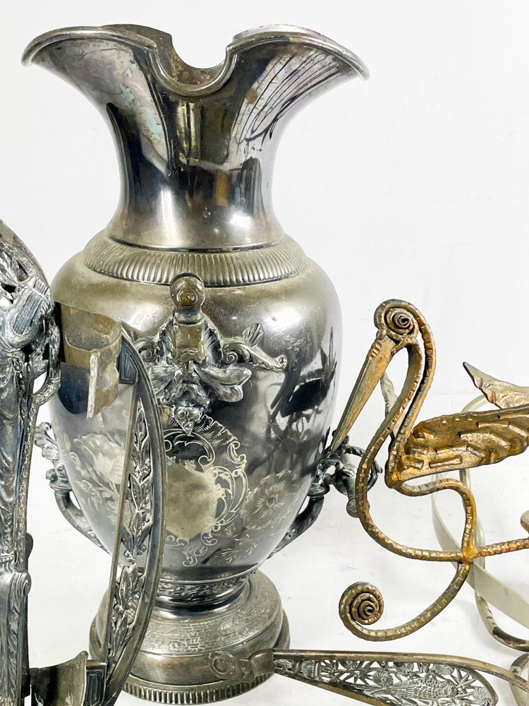 Colección de metales antiguos con detalles ornamentales - imagen 3
