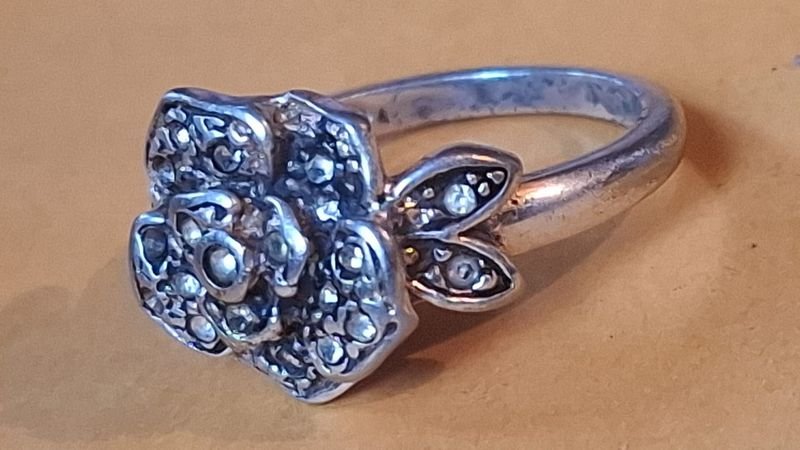Lote siguiente: Anillo de plata con diseño floral