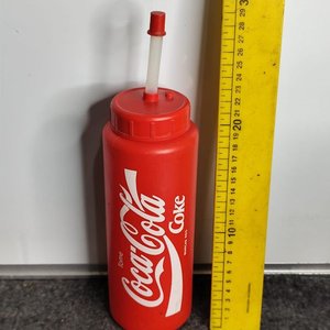 Lote siguiente: Caramañola Roja Coca-Cola con Pico y Sorbete