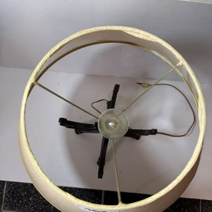 Lámpara de Mesa con Base de Hierro y Pantalla Beige - imagen 3