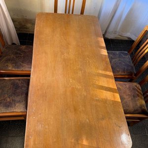 Lote siguiente: Mesa de Comedor de Madera con 6 Sillas Tapizadas