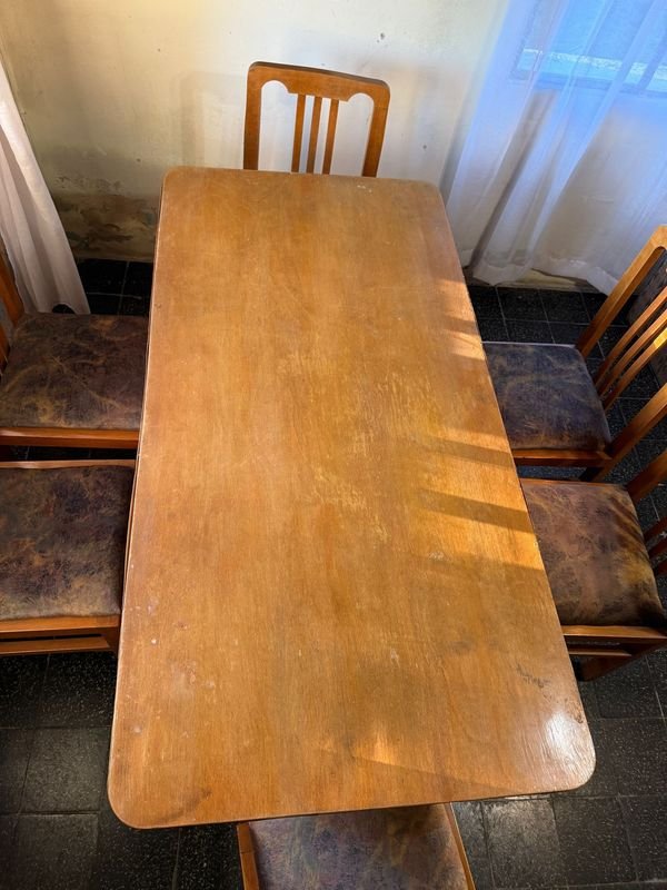 Mesa de Comedor de Madera con 6 Sillas Tapizadas