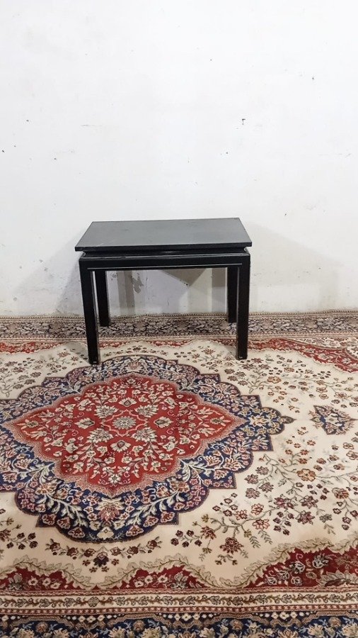 Lote siguiente: Mesa lateral oriental con tapa de mármol negro