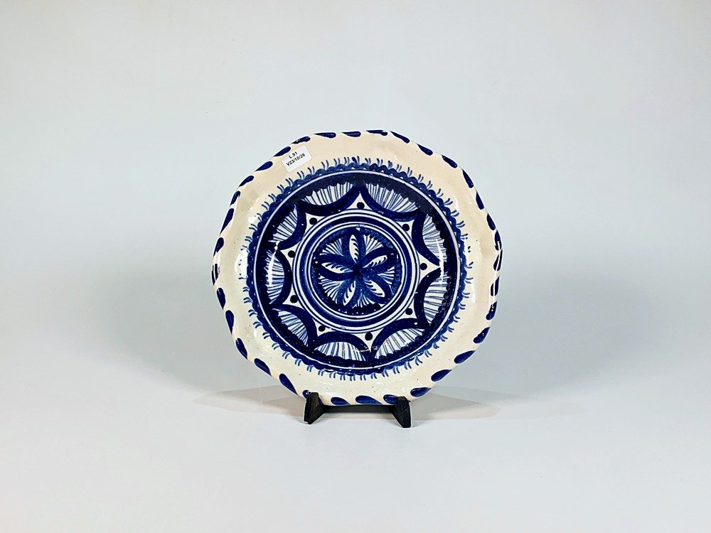 Plato Cerámica Talavera El Carmen Blanco y Azul Decoración Floral 26 cm