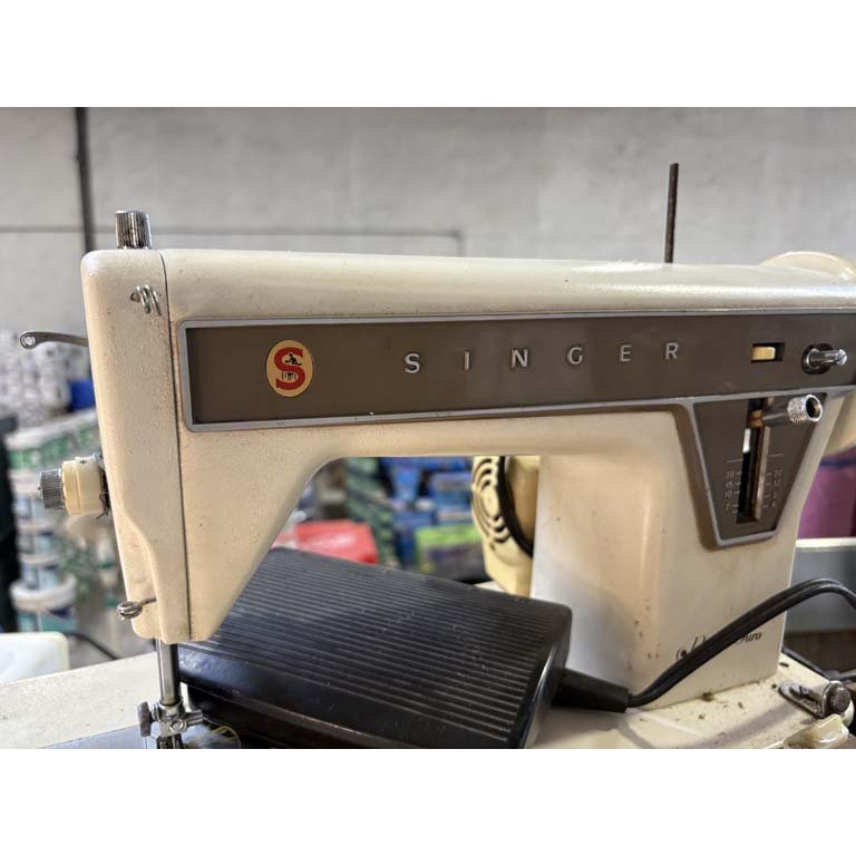 Máquina de coser Singer vintage con detalles - imagen 2