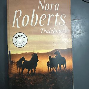 Lote anterior: Libro "Traiciones" de Nora Roberts