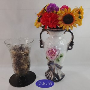 Lote siguiente: Dos Floreros Decorativos con Flores Artificiales