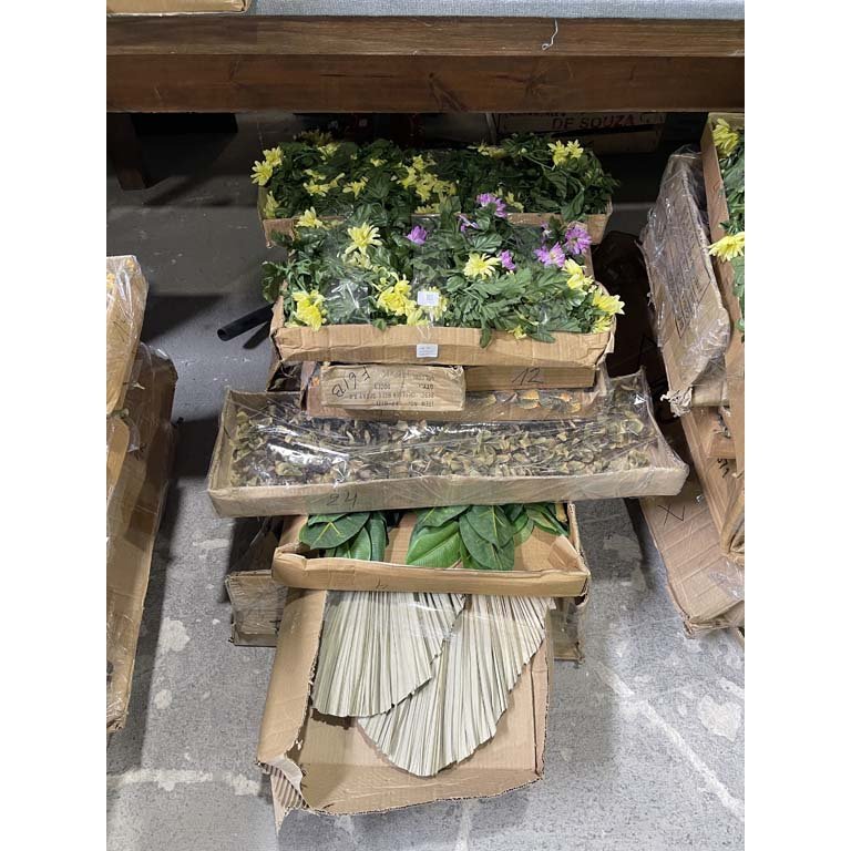 12 Cajas de Flores Artificiales Variadas