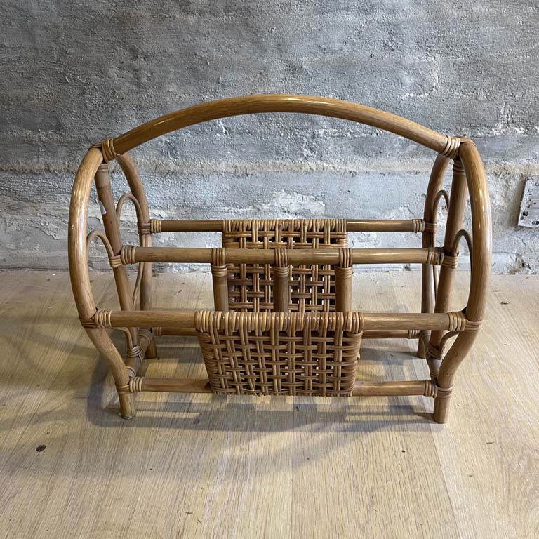 Revistero de Madera y Rattán: Soporte para Revistas en Buen Estado