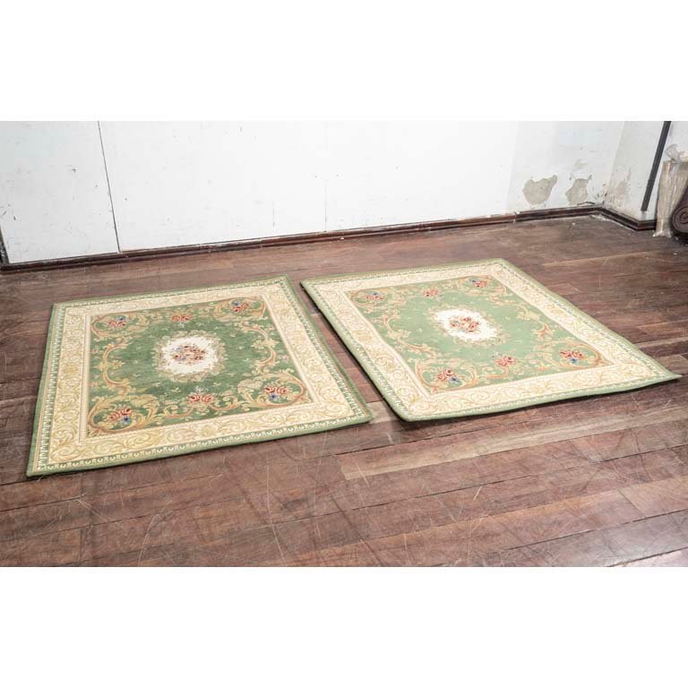 Lote anterior: Par de alfombras acrílicas en tonos verdes para limpiar