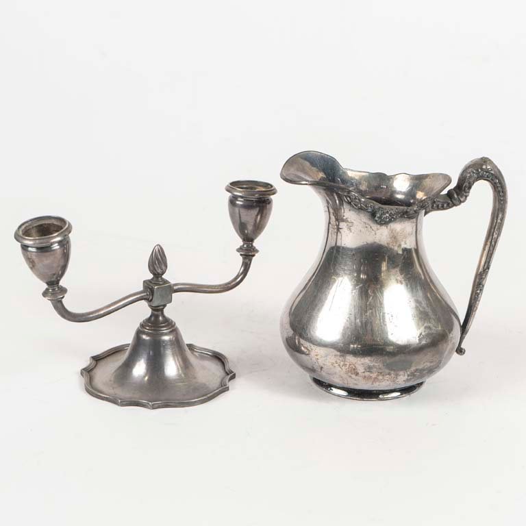 Lote anterior: Platina americana: jarra y candelabro de plata con detalles
