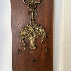 Organizador de Llaves de Madera con Aplique de Bronce Estilo Clásico - imagen 2