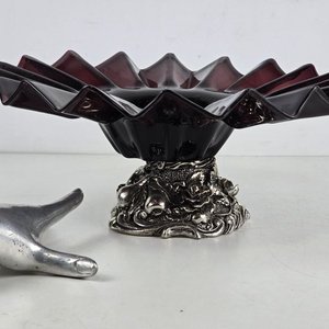 Centro de Mesa Vintage Vidrio Bordó con Base Metálica Ornamentada - imagen 2