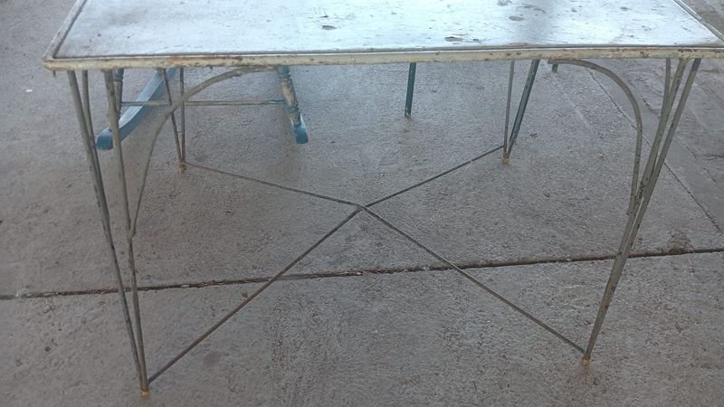 Lote siguiente: Mesita de madera con estructura metálica