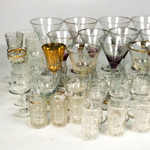 Lote Variado de Cristalería: Copas y Vasos de Distintos Diseños y Tamaños - imagen 3