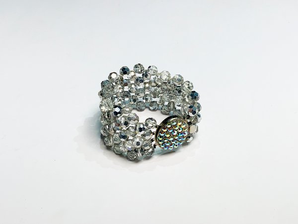 Pulsera con cuentas fantasías y prendedor con piedritas