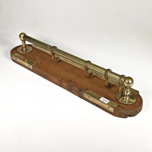 Lote siguiente: Ganchera Náutica de Madera y Bronce con 4 Ganchos - 50 cm