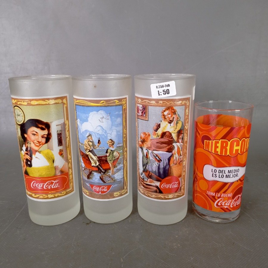 Lote siguiente: Cuatro vasos de Coca-Cola con publicidad en diferentes diseños