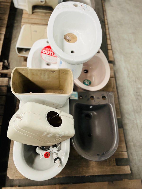 Lote de 7 Piezas Sanitarias: Inodoros, Bidet y Cisternas - imagen 1