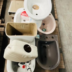 Lote siguiente: Lote de 7 Piezas Sanitarias: Inodoros, Bidet y Cisternas