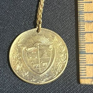 Lote siguiente: Llavero con Medalla de Aparicio Saravia y Escudo Nacional