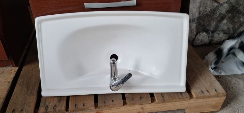 Bacha de Baño Blanca con Grifería