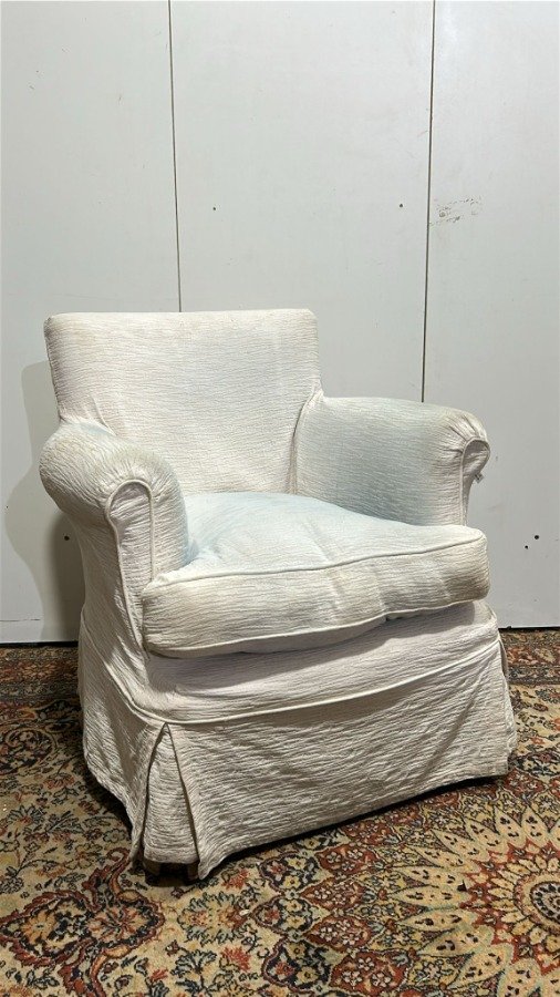 Butaca baja inglesa tapizada en blanco para decorar - imagen 2
