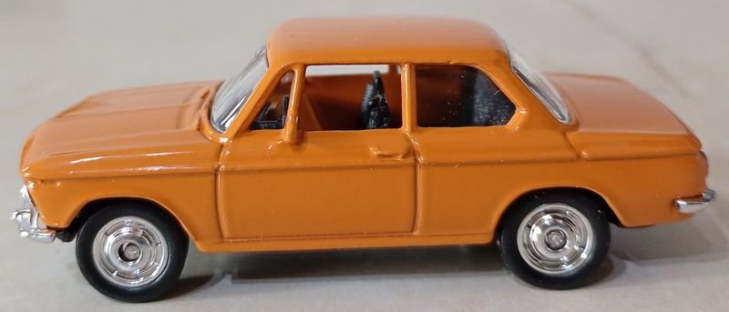 Juguete a escala de un BMW 2002ti - imagen 5