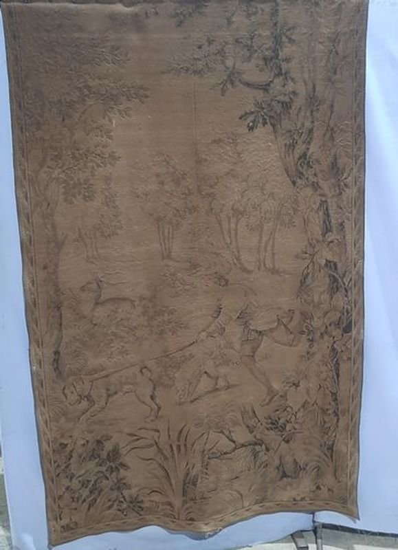 Tapiz con Escena de Caza y Soporte de Madera