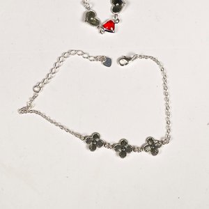 Dos Pulseras de Dama con Dijes de Corazón y Trébol - imagen 4