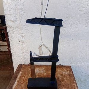 Lámpara de Mesa con Prensa o Sargento, Instalación Nueva - imagen 2
