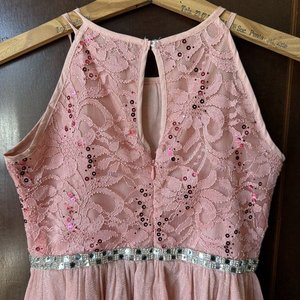 Vestido Rosa Empolvado IEFIEL Talla 10 con Encaje y Pedrería - imagen 4