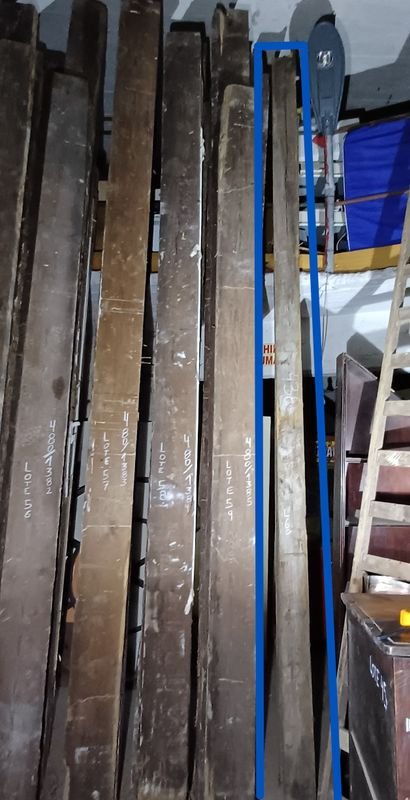Lote siguiente: Dos tirantes de pinotea para vino