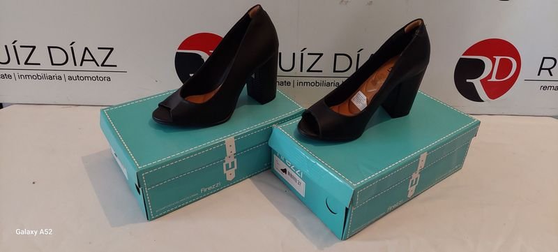 Lote siguiente: Zapatos de tacón alto negro