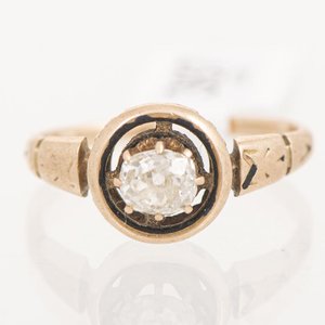 Lote anterior: Anillo de Oro con Brillante y Grabados