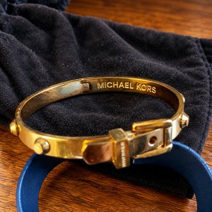 Brazalete Michael Kors Dorado con Tachas y Cierre Hebilla - imagen 2