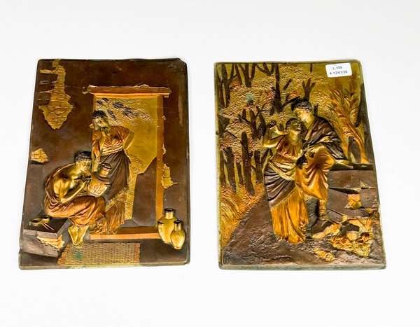 Lote anterior: Dos placas de metal repujadas con personajes