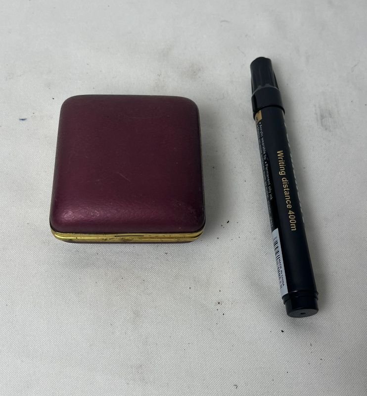 Lote anterior: Reloj de viaje de oro con reloj de bolsillo y bolígrafo