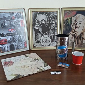 Lote siguiente: Lote de Carteles Metálicos Vintage, Jarra Cervecera y Balde Esmaltado