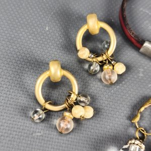 Lote de Joyería: 4 Pares de Aretes y 1 Pulsera de Cuero y Metal - imagen 7