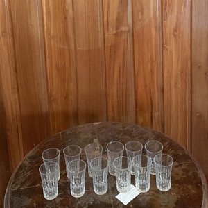 Lote siguiente: 12 vasos pequeños de licor con diseño acanalado