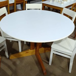 Lote anterior: Mesa Redonda Delfino Álvarez de Madera Maciza con Tapa Blanca