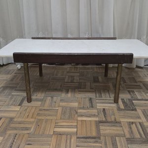 Mesa de Diseño con Tapa de Mármol y Estructura Metálica - imagen 2