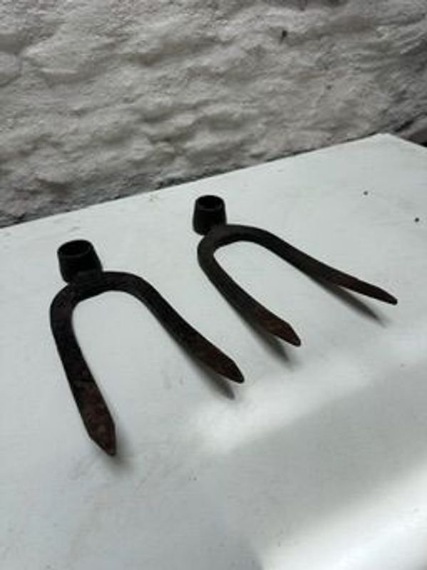 Dos Aporcadores de Metal Antiguos - imagen 2