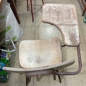 Silla Escolar Antigua con Pizarrón Lateral - imagen 4